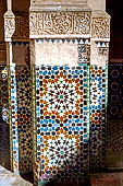 Marrakech - la Madrasa di Ben Youssef, Decorazioni a stucco con iscrizione coranica in rilievo su una base di mattonelle zellij